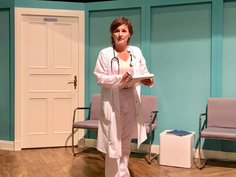 Eine Frau im Arztkittel