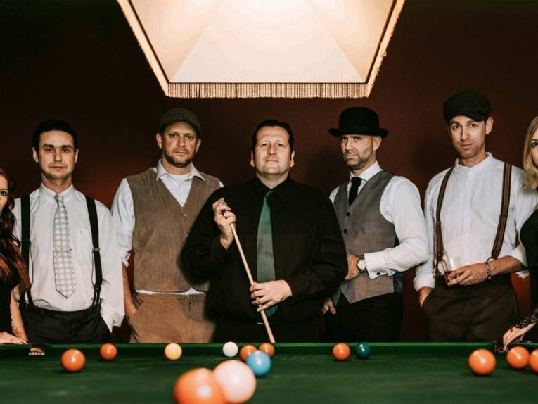 Band am Billardtisch