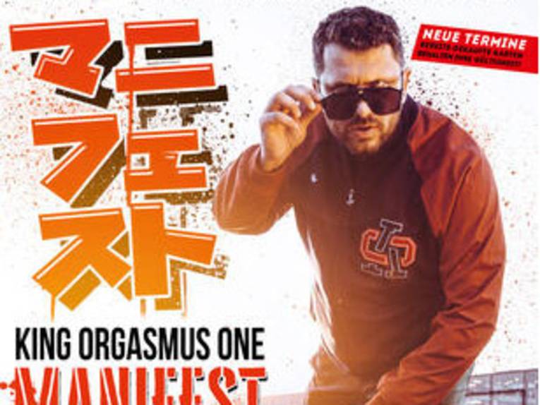 Auf der rechten Seite ist ein mann in Jogginganzug, der seine Sonnenbrille etwas runterzieht. Links neben ihm stehen Schriftsymbole.