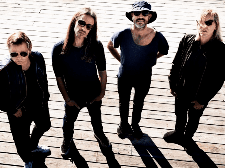 Vier Männer mit Sonnenbrille