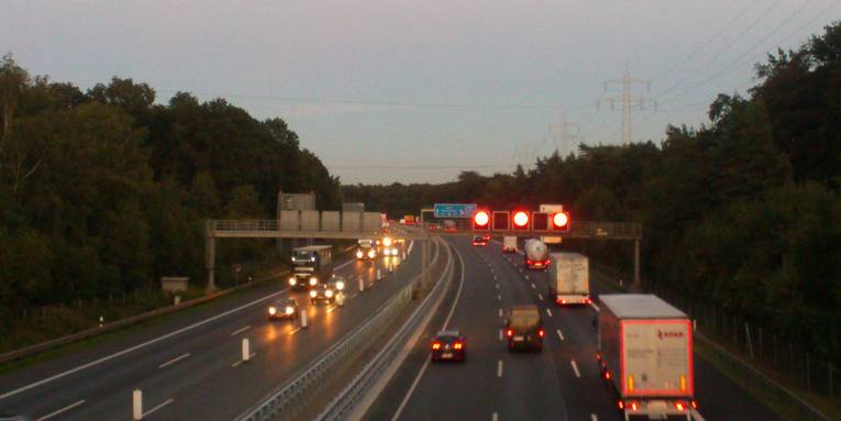 Blick auf eine Autobahn.