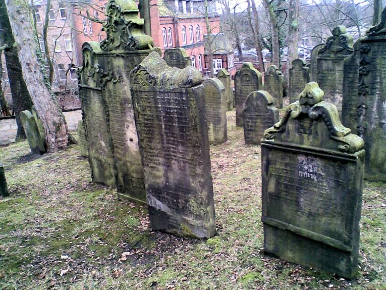 Verwitterte Grabsteine auf einem jüdischen Friedhof