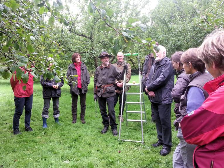 Menschengruppe auf Streuobstwiese