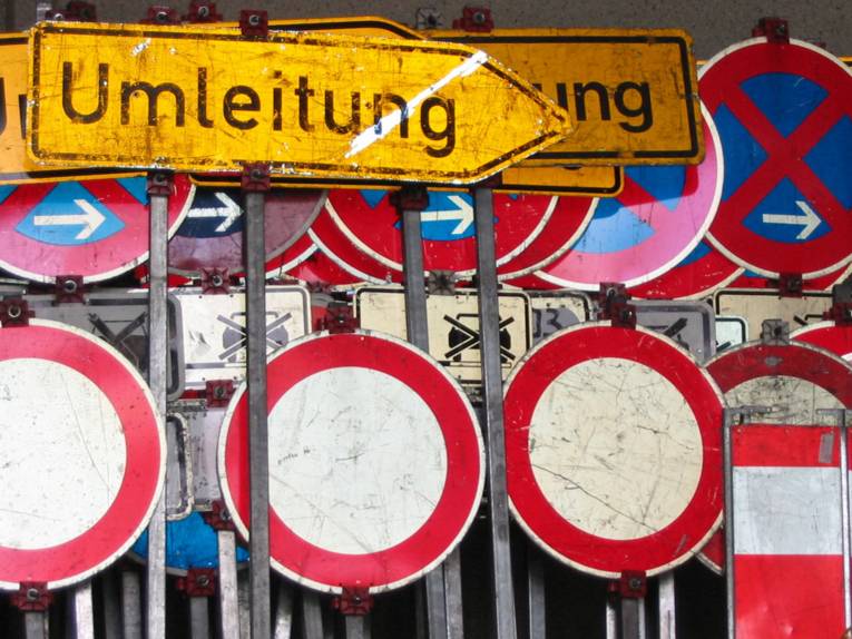 Abgestellte Verkehrsschilder