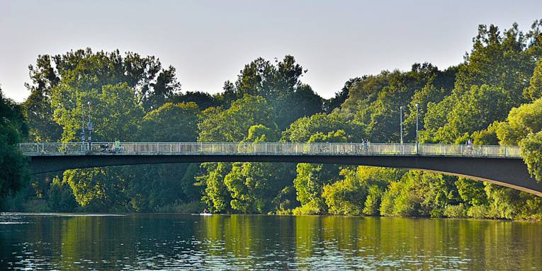 Eine Brücke über einen Fluss.
