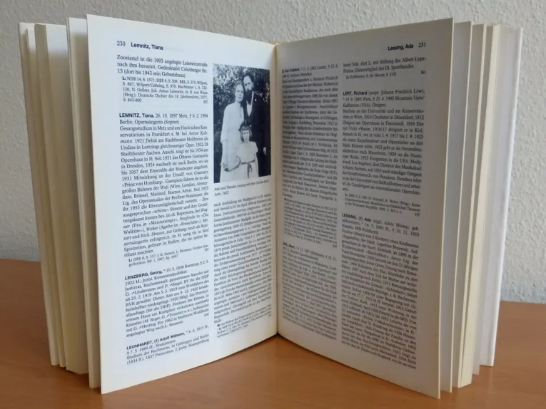 Offenes Buch auf einem Tisch stehend.