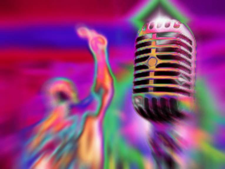 Verfremdeter Sänger im Hintergrund vor einem Mikrofon