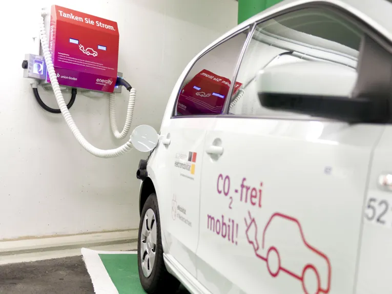 Elektro-Auto an Ladestation.