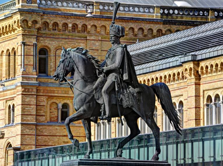 Statue mit einem Mann auf einem Pferd