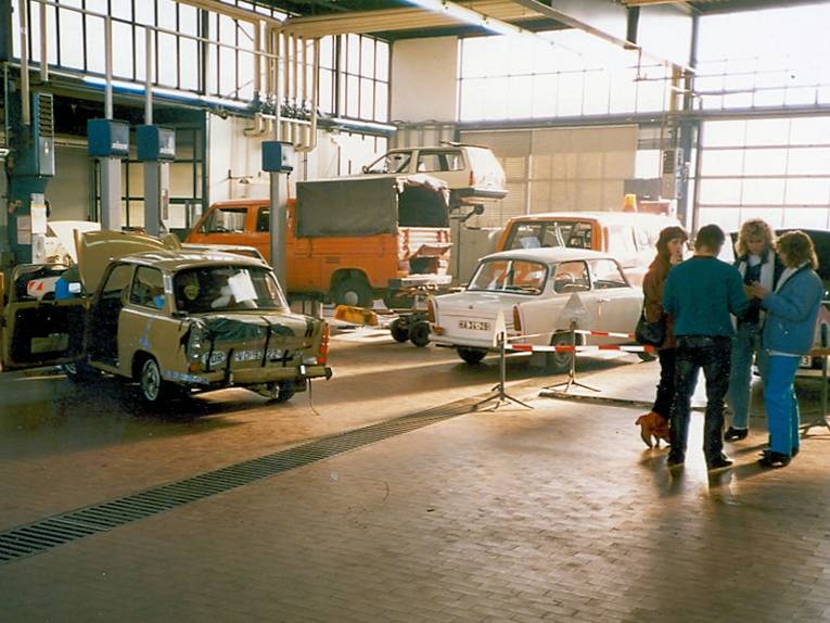 Fahrzeuge in Werkstatt