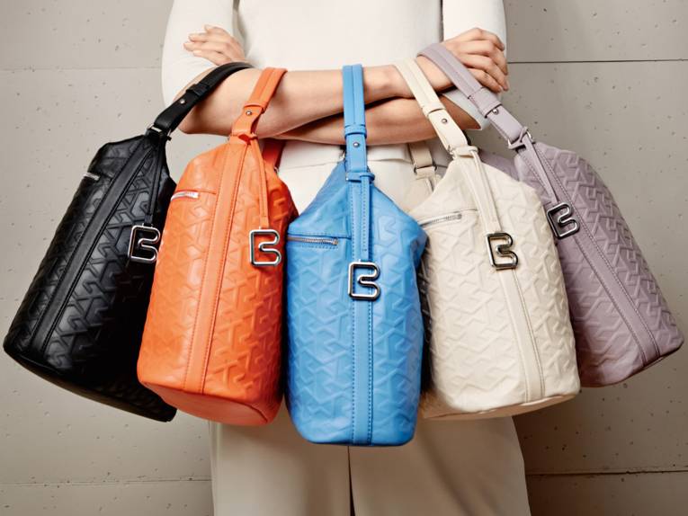 Foto: Ein Model präsentiert verschiedene farbige Taschen von Bree.