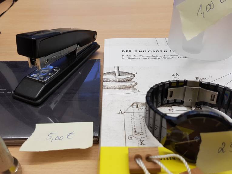 Mit Preisschildern versehene Gegenstände auf einem Tisch