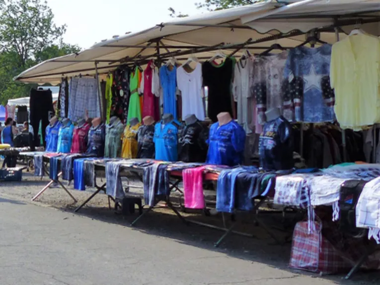 Stand im Freien mit Bekleidung