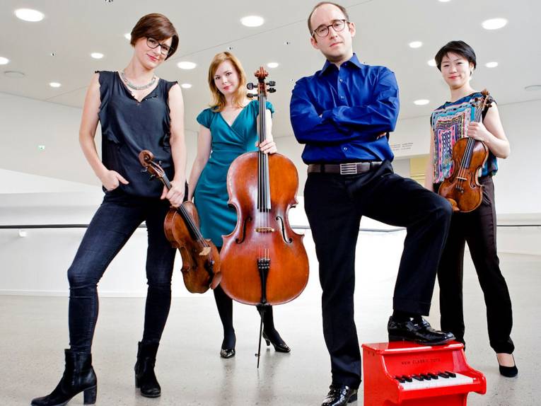 Drei Frauen und ein Mann mit Musikinstrumenten