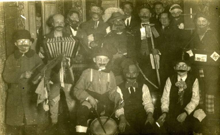 Altes Schwarzweißfoto verkleideter Männer.