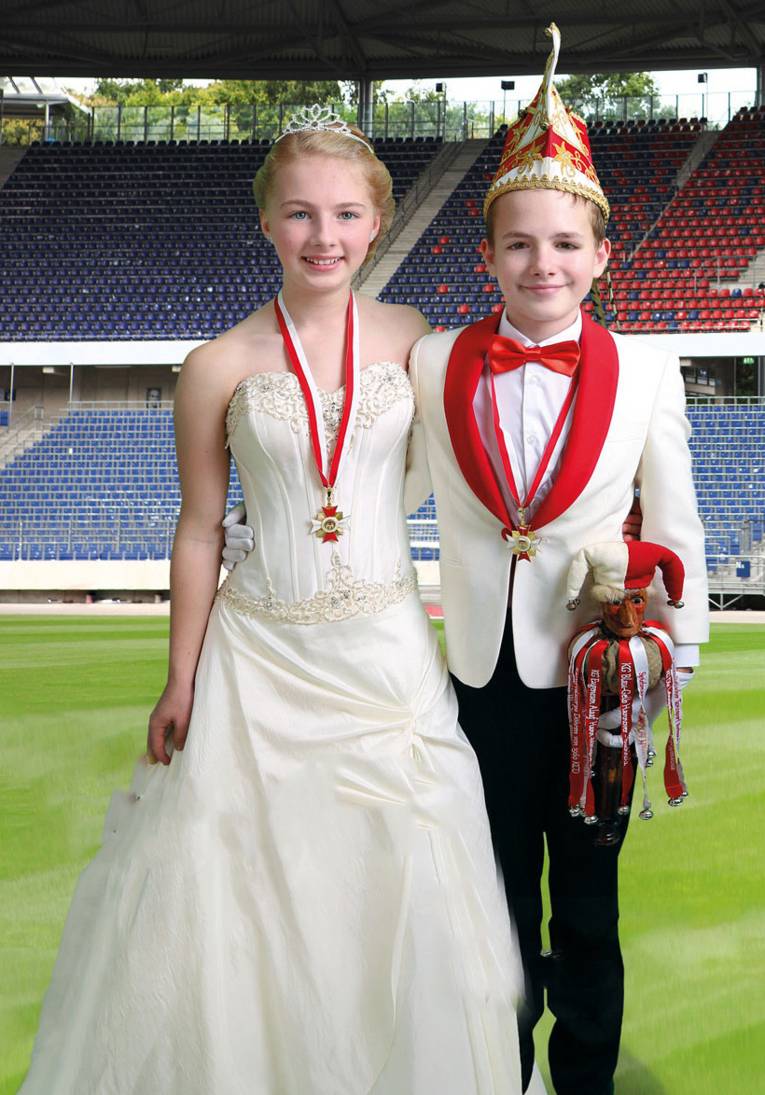 Mädchen und Junge in Karnevalsuniform