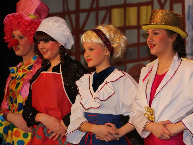 Vier kostümierte Mädchen.