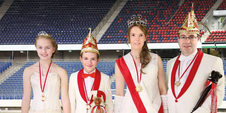 Mann und Frau mit Junge und Mädchen in Karnevalsuniform