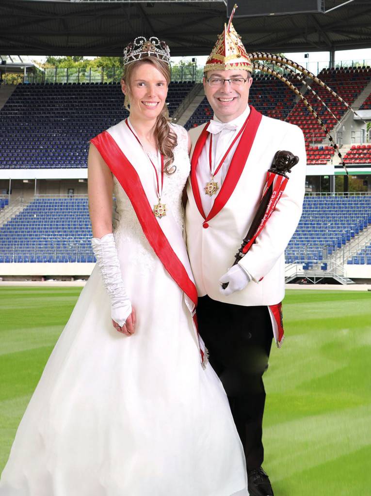 Mann und Frau in Karnevalsuniform