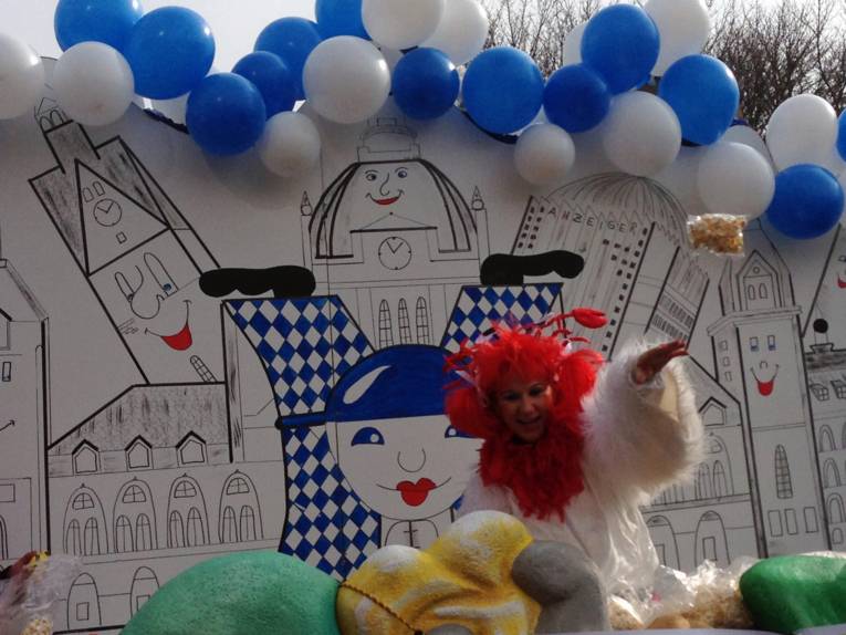 Karnevalswagen mit Luftballons.