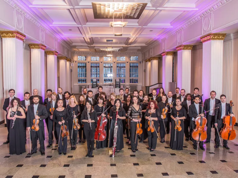 Orchestermusiker in klassizistischem Saal