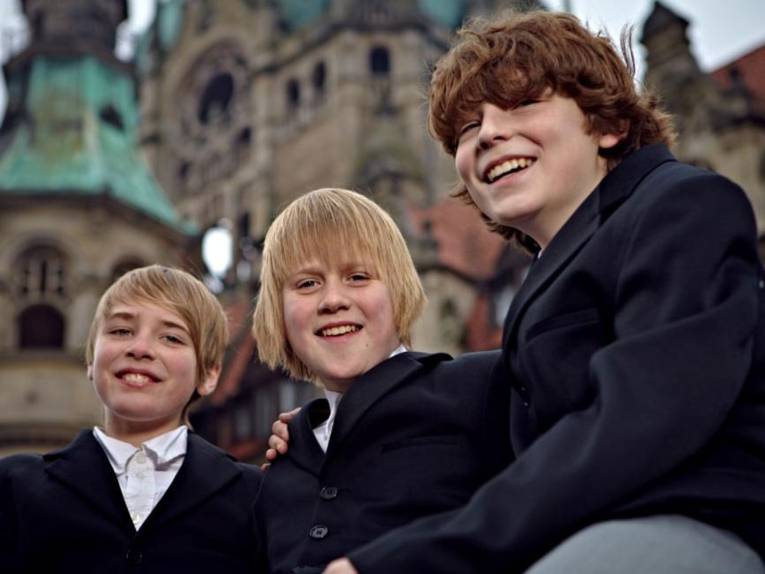 Drei Jungen vor dem Neuen Rathaus