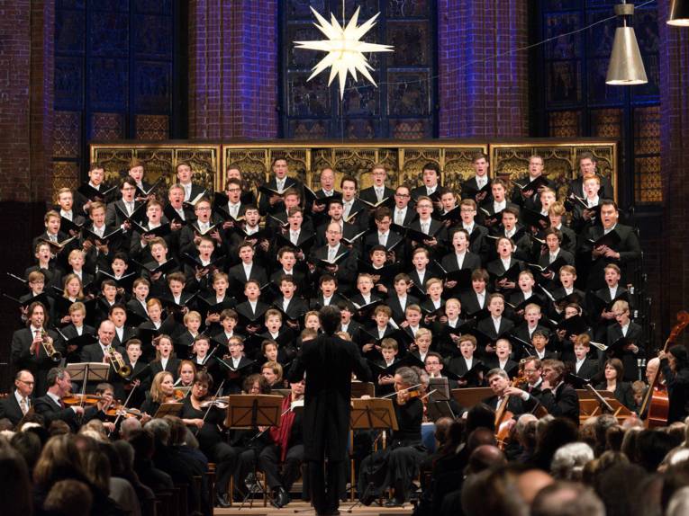 Chor mit Musikern in Kirche.