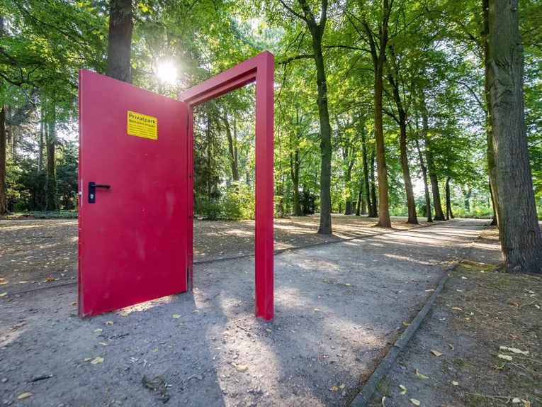 Tor in einem Park