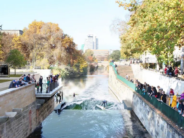 Computergenerierte Grafik von Surfern in einem Fluss, dessen Ufer durch Mauerwerk befestigt sind.