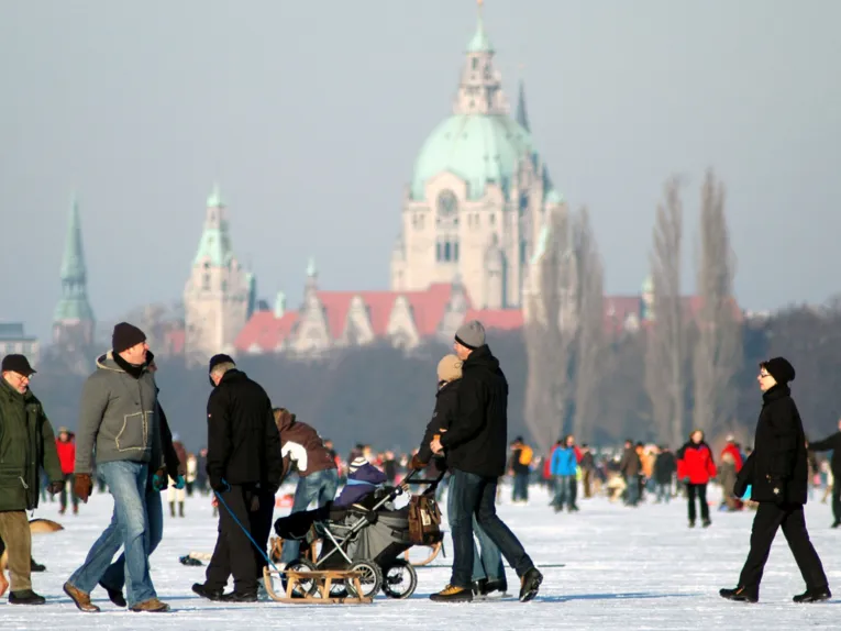 Menschen auf dem zugefrorenen Maschsee