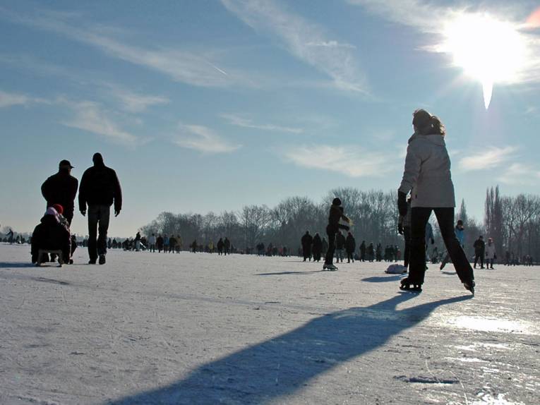 Menschen auf dem zugefrorenen Maschsee