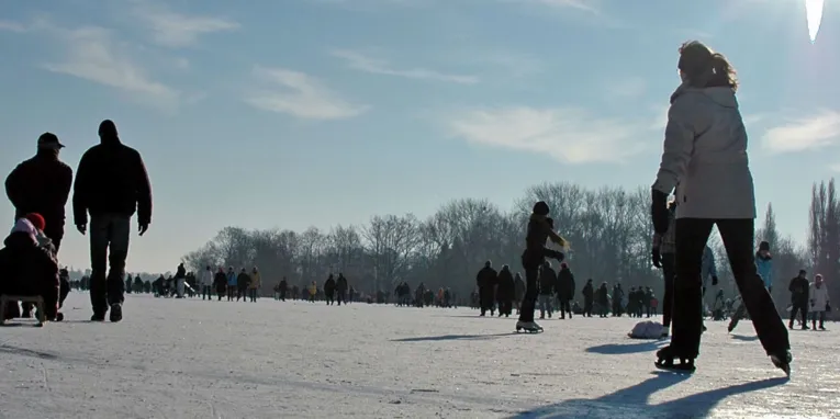 Menschen auf dem zugefrorenen Maschsee