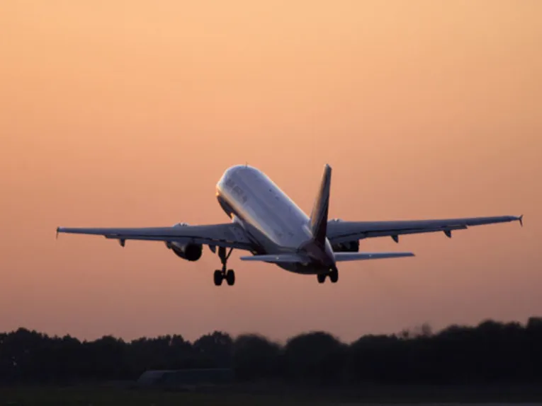 Flugzeug beim Abflug in der Abendsonne