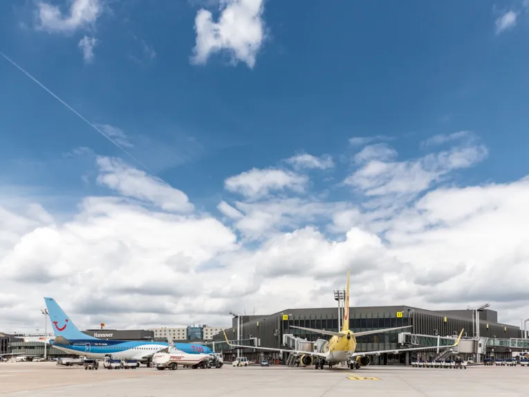 Flugfeld mit Passagierflugzeugen und Gebäuden