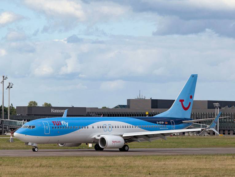 Passagierflugzeug mit der Aufschrift TUIfly auf Rollfeld