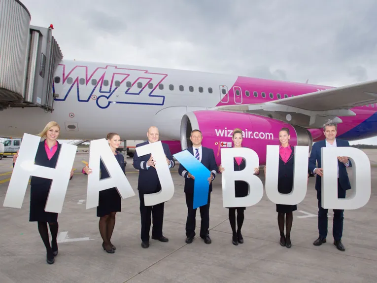 Flugzeugcrew steht vor Flugzeug