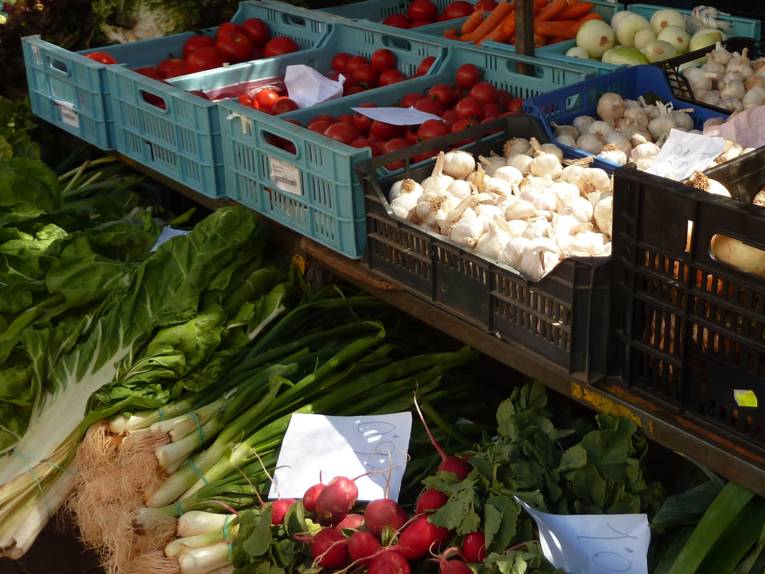 Obst und Gemüse an einem Marktstand.