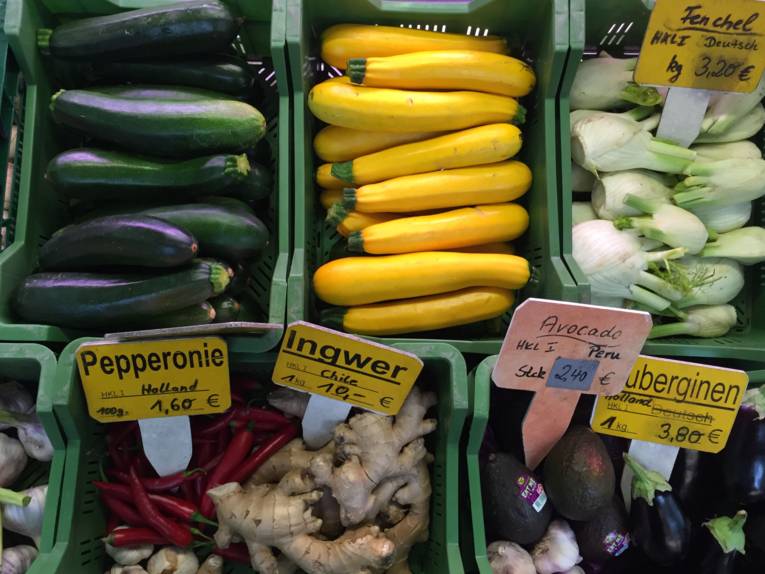 Gemüse an einem Marktstand.