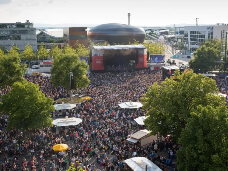 Eine Konzert-Location (Luftaufnahme).