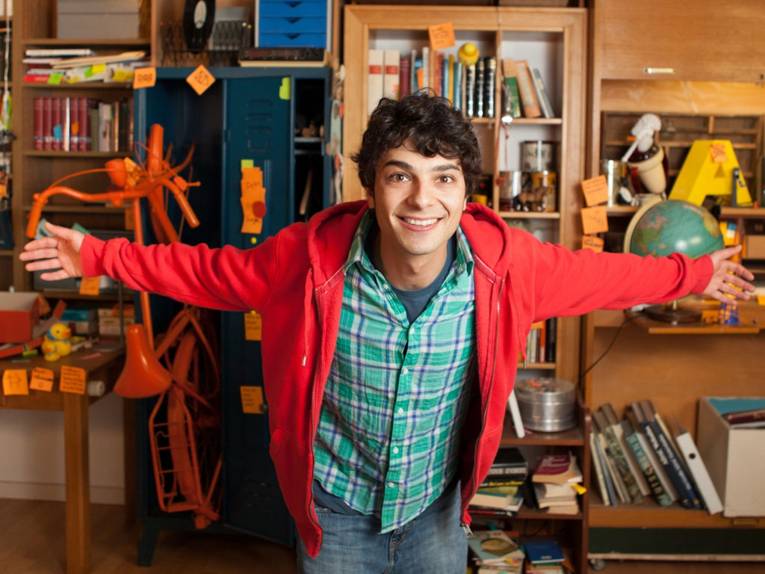 Ein junger Mann mit ausgebreiteten Armen