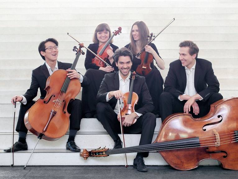 Zwei Frauen und drei Männer mit Streichinstrumenten
