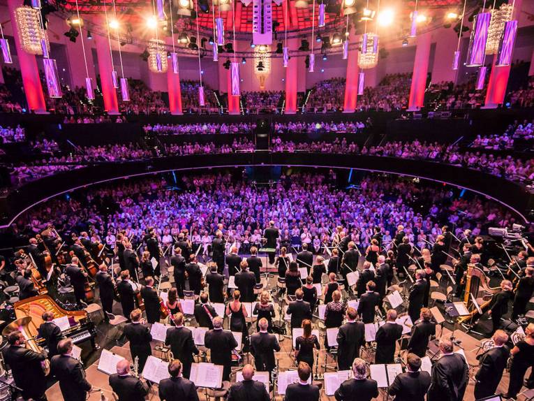 Blick in einen vollbesetzten Saal