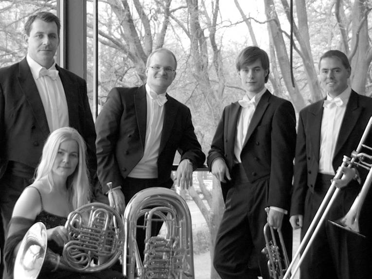 Orchestermusiker mit Blechblasinstrumenten