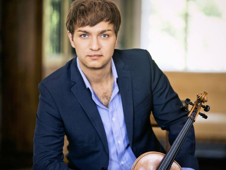 mann mit Streichinstrument