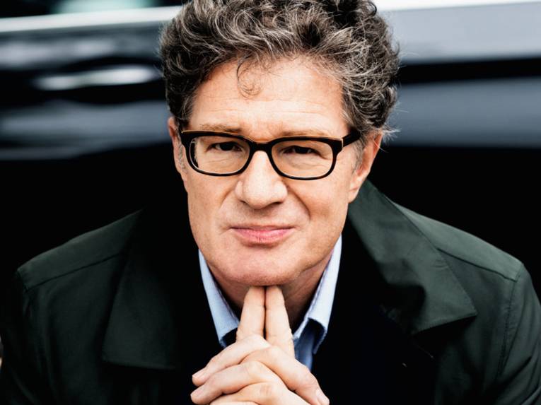 Kopf und Oberkörper eines Mannes