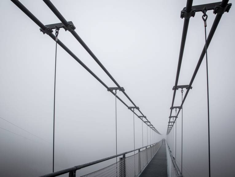 Hängebrücke im Nebel