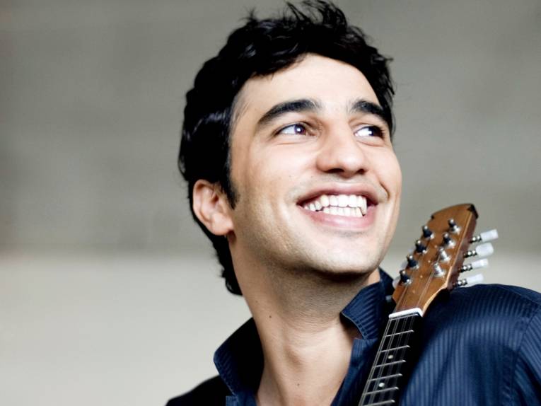 Mann mit Seiteninstrument