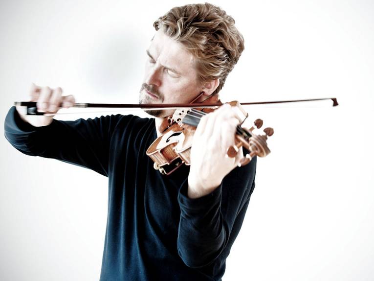Ein Mann spielt Geige