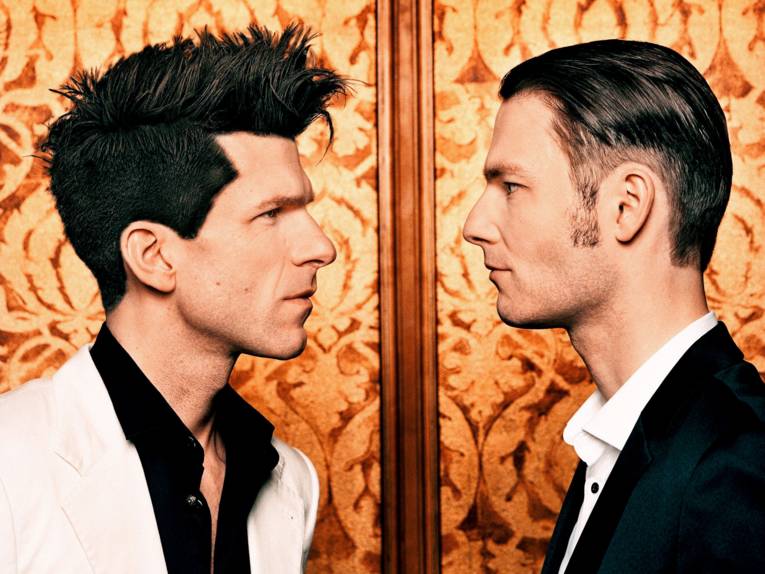 Zwei Männer schauen sich an.