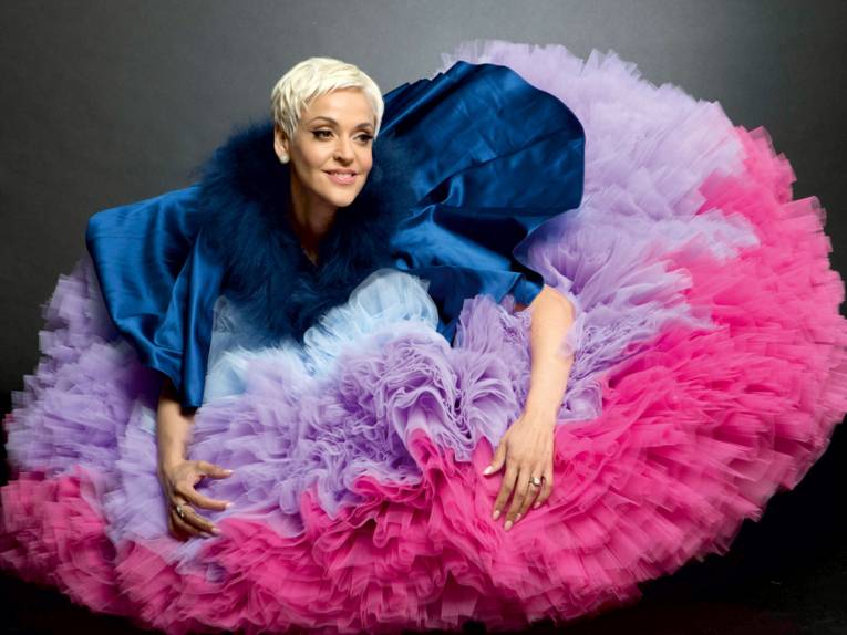 Frau in bunten Tüllrock